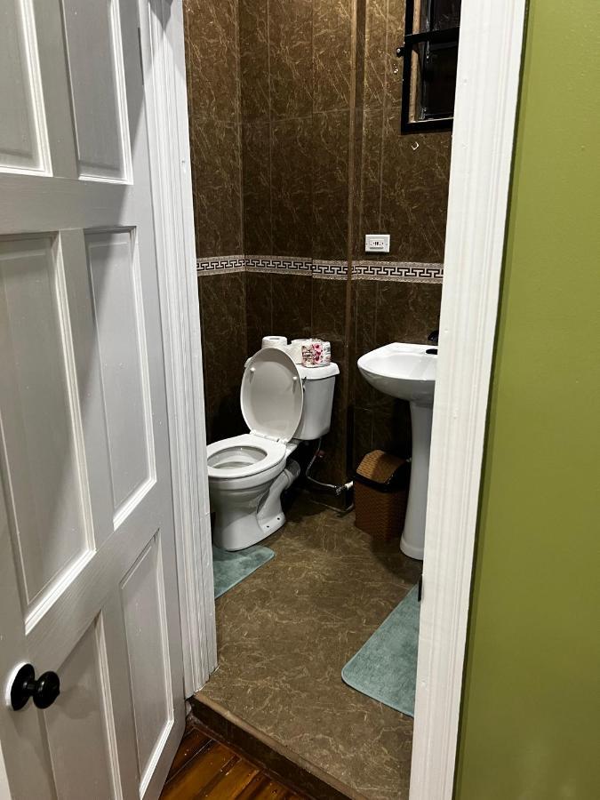Hollywood Guesthouse Джорджтаун Екстериор снимка