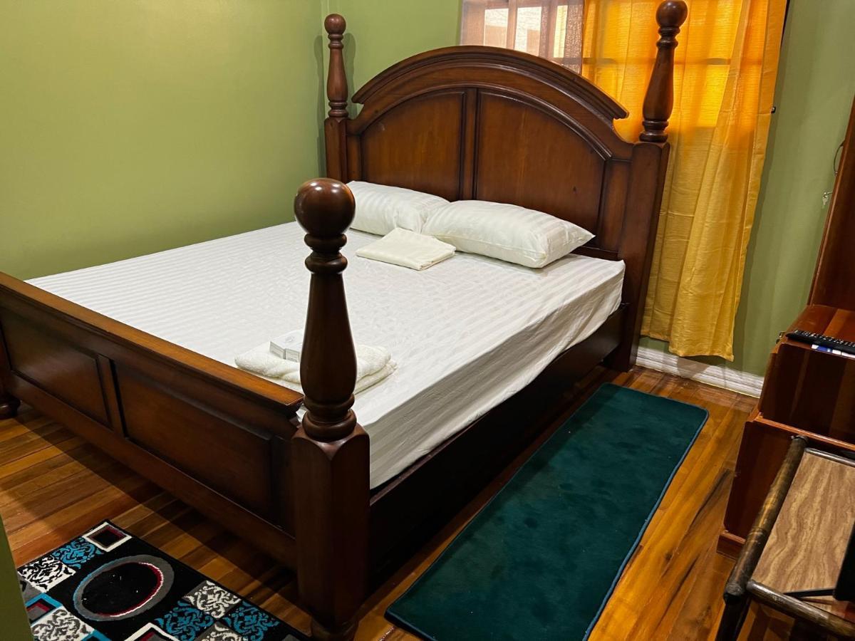 Hollywood Guesthouse Джорджтаун Екстериор снимка